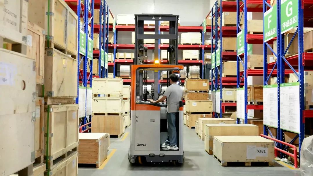 Zowell VNA forklift working in warehouse racking